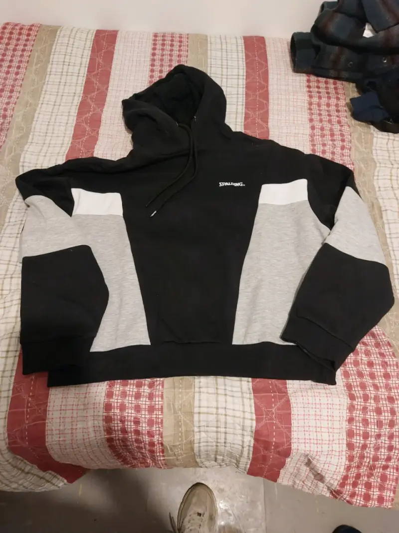 Polerón negro Spalding con capucha