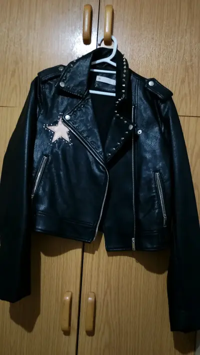 Chaqueta de cuero negra con estrella - miniatura 1