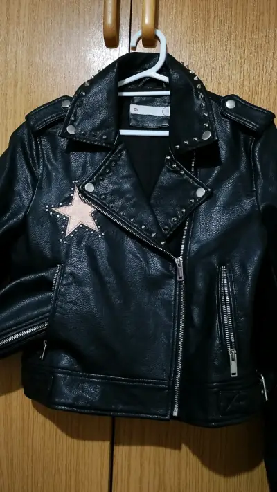 Chaqueta de cuero negra con estrella - miniatura 3