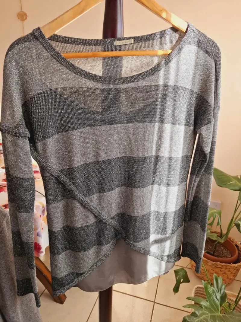 Polera rayado gris y negro - 1