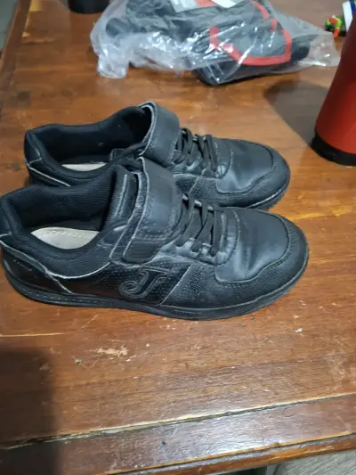 Zapatillas negras para niño - miniatura 2