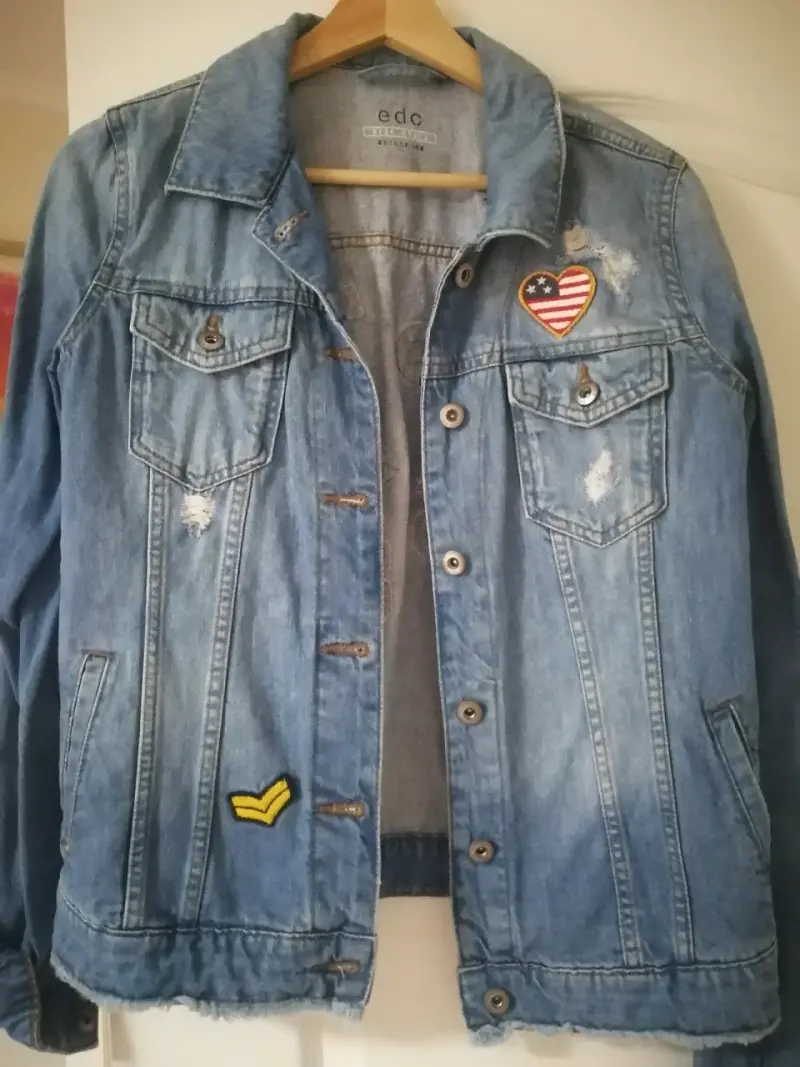 Chaqueta de mezclilla con parches - 1