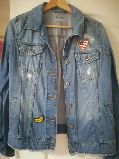 Chaqueta de mezclilla con parches - miniatura 1