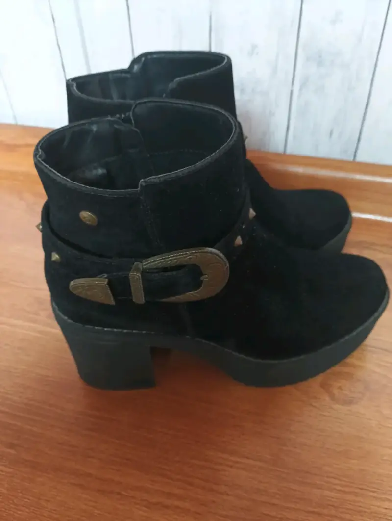 Botines negros con hebilla metálica - 2