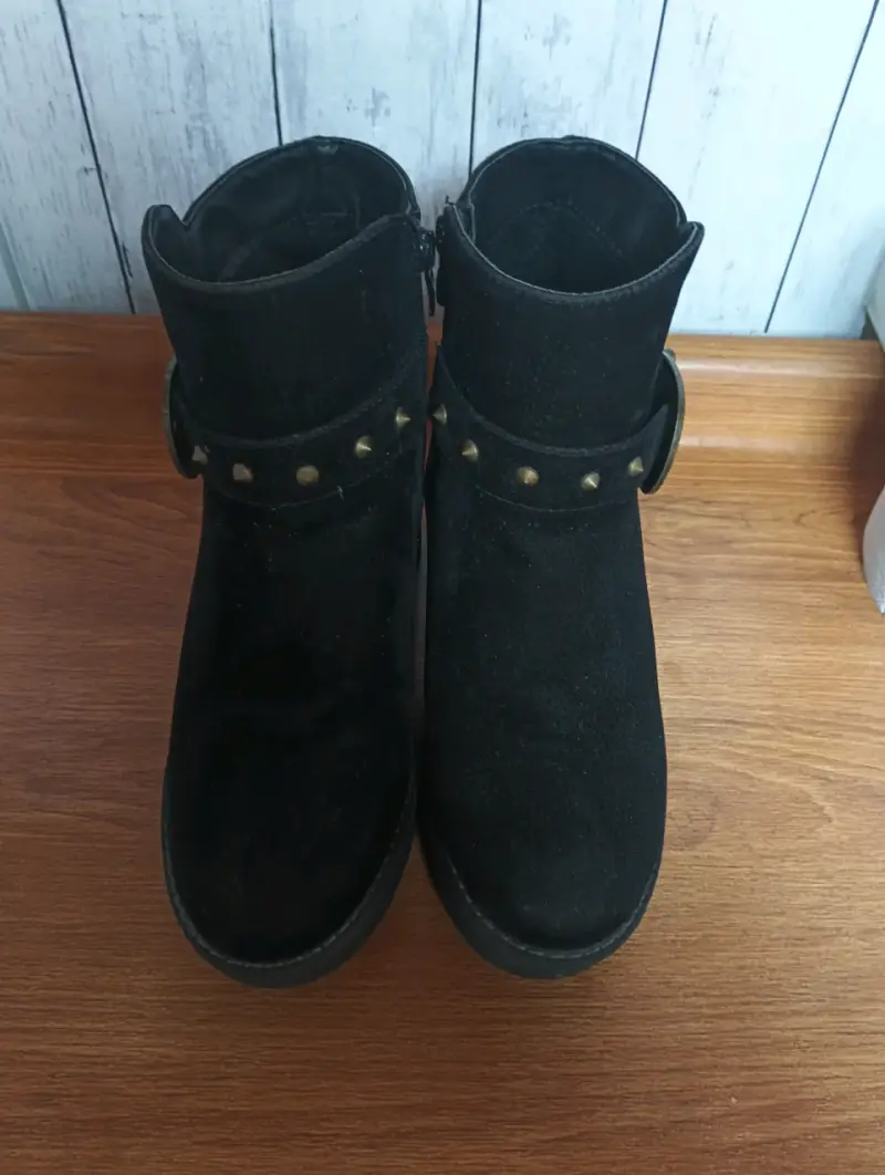 Botines negros con hebilla metálica - 3