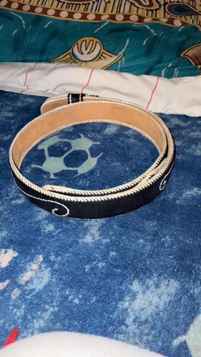 Cinturón de cuero con diseño artesanal - miniatura 2