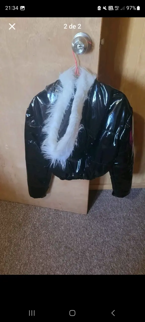Chaqueta negra con capucha de peluche - 1