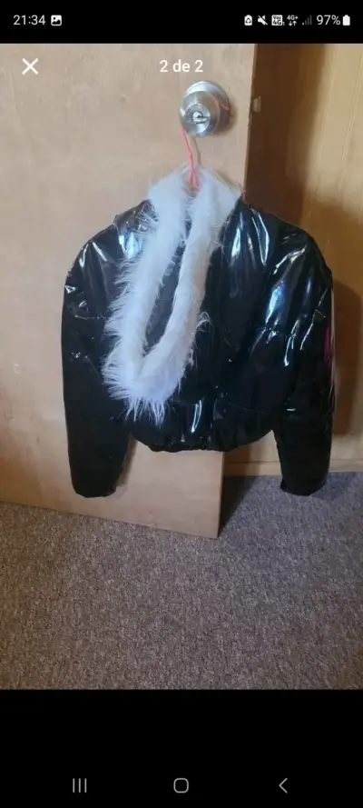 Chaqueta negra con capucha de peluche - miniatura 1