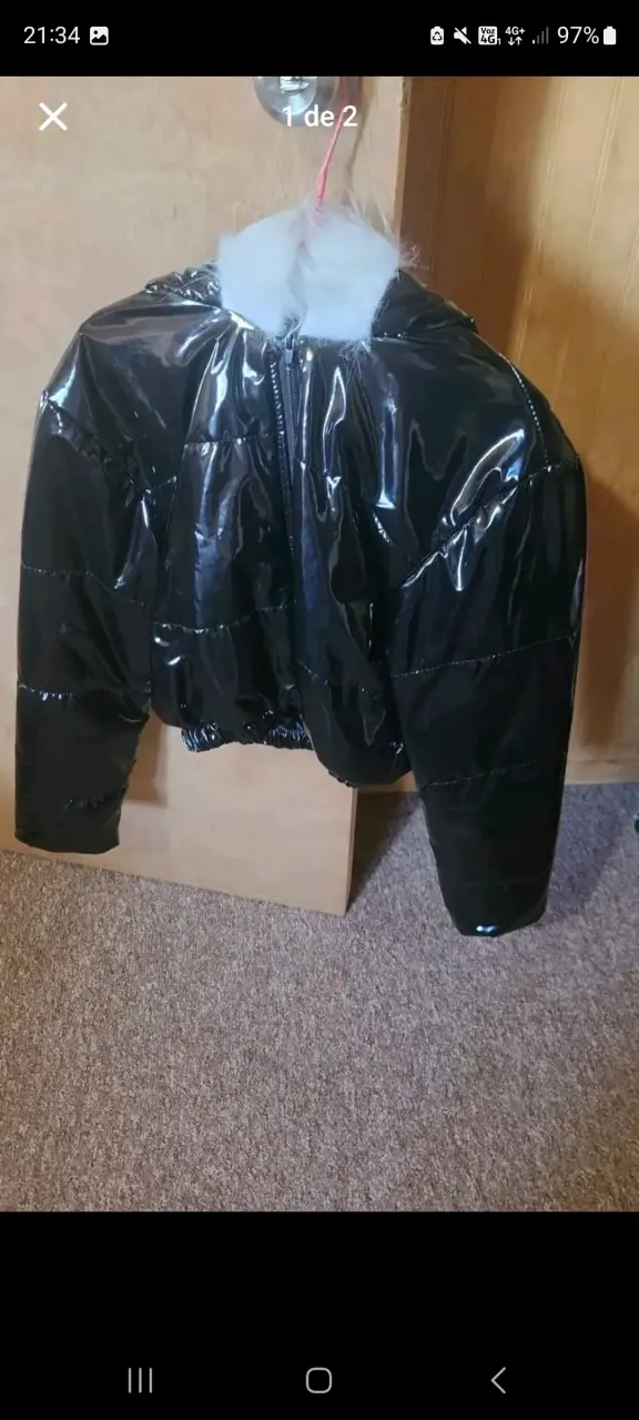 Chaqueta negra con capucha de peluche - 2