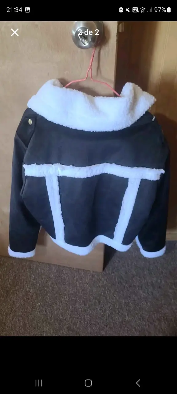 Chaqueta negra con capucha de peluche - 3
