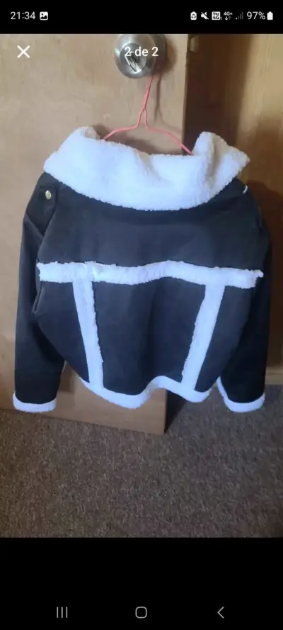 Chaqueta negra con capucha de peluche - miniatura 3