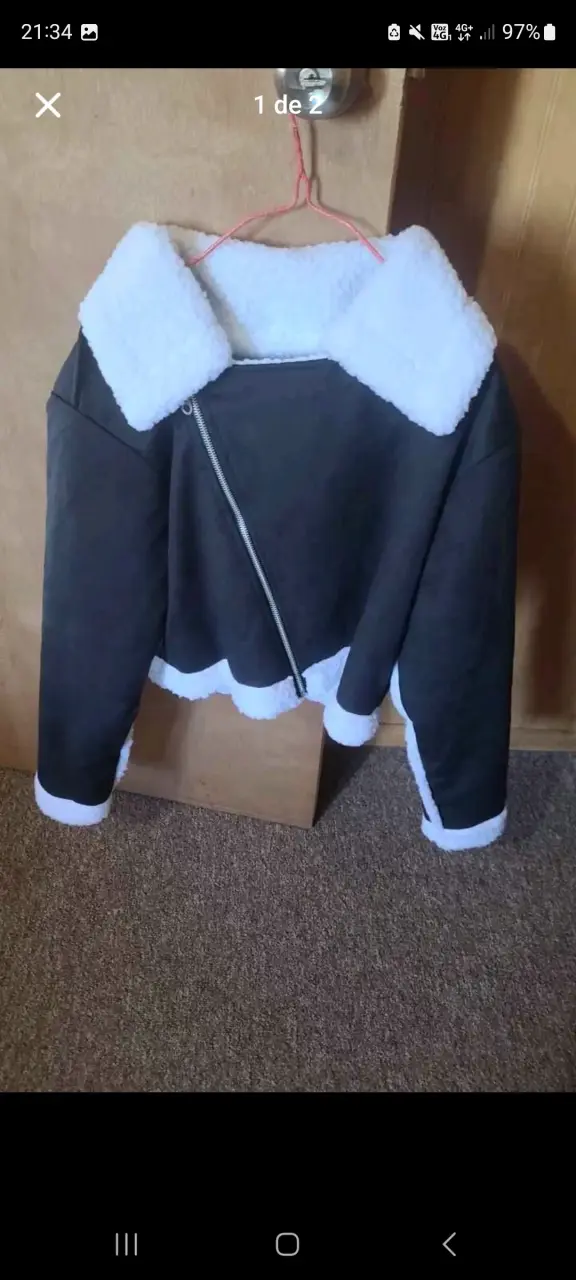 Chaqueta negra con capucha de peluche - 4