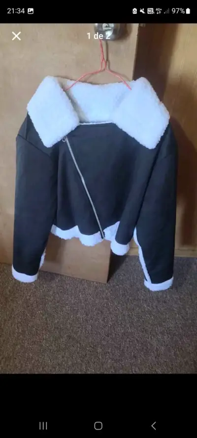 Chaqueta negra con capucha de peluche - miniatura 4