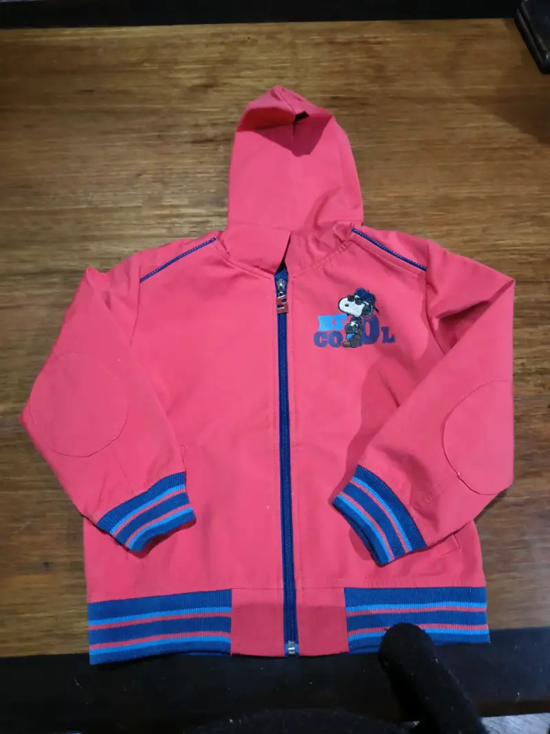 Chaqueta corta viento color coral con capucha - 1