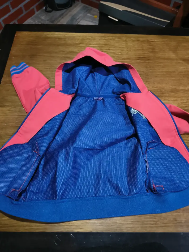 Chaqueta corta viento color coral con capucha - 2