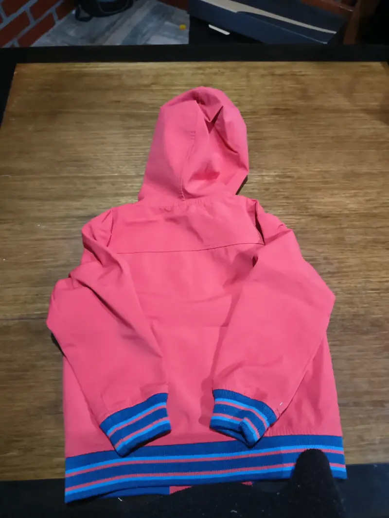 Chaqueta corta viento color coral con capucha - 3