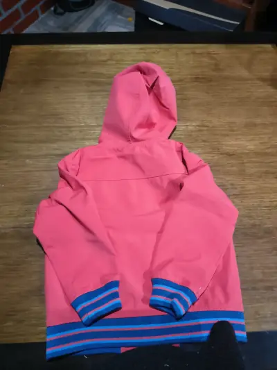 Chaqueta corta viento color coral con capucha - miniatura 3