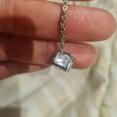 Collar cubo en cristal - miniatura 1