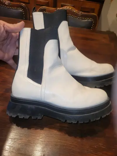 Botines blancos con elásticos negros - miniatura 1