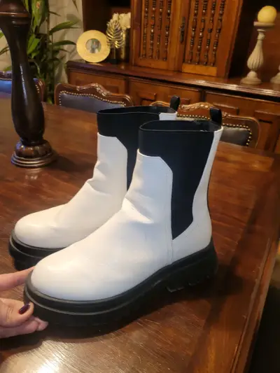 Botines blancos con elásticos negros - miniatura 2