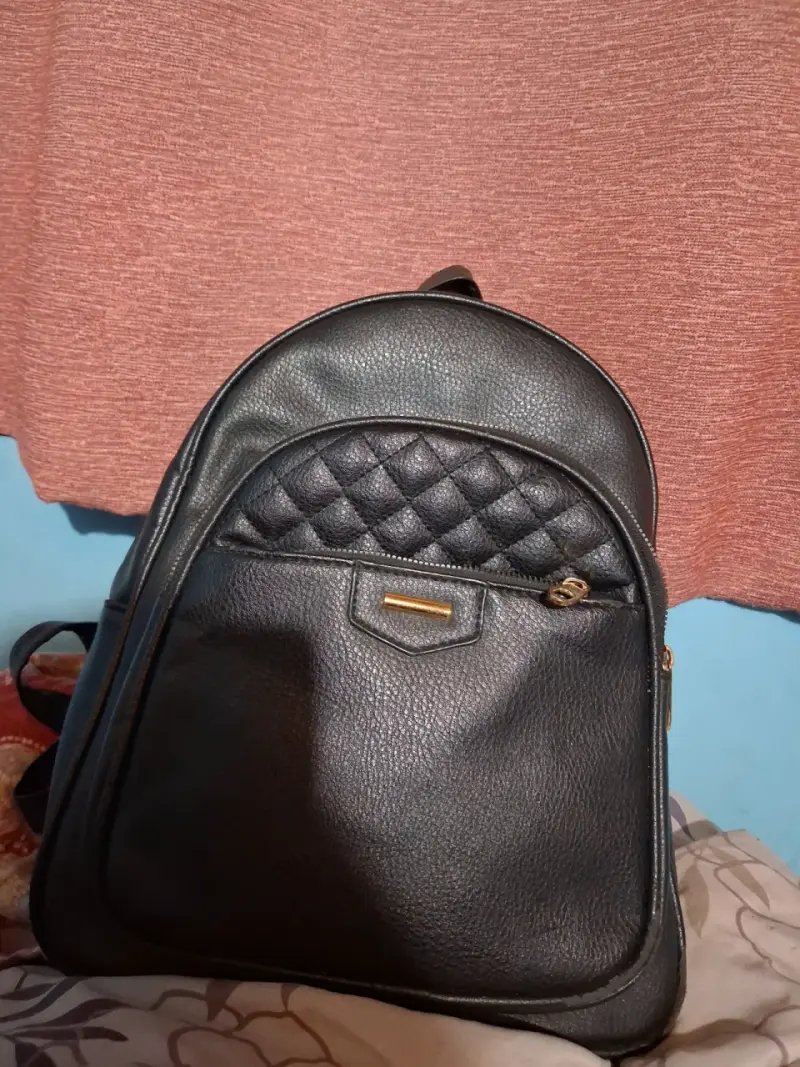 Mochila negra con diseño acolchado - 1