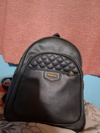 Mochila negra con diseño acolchado - miniatura 1