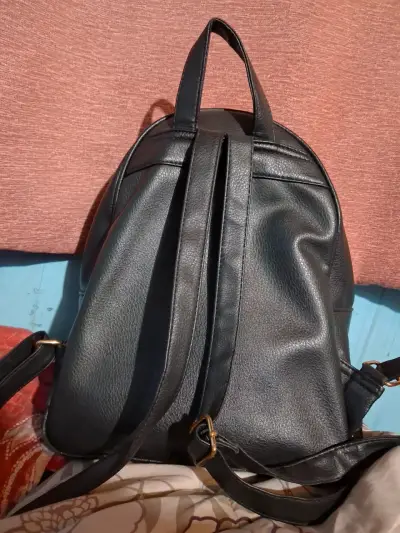 Mochila negra con diseño acolchado - miniatura 2
