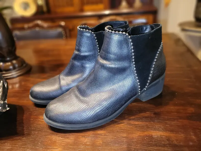 Botines negros con textura - 1