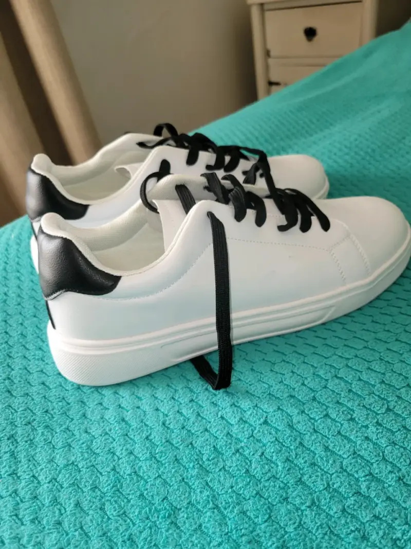 Zapatillas blancas con detalles negros - 1