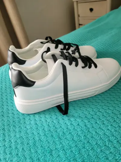 Zapatillas blancas con detalles negros - miniatura 1