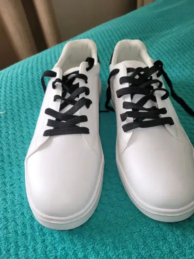 Zapatillas blancas con detalles negros - miniatura 2