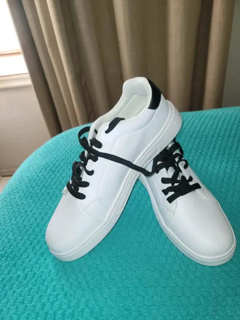 Zapatillas blancas con detalles negros - 3