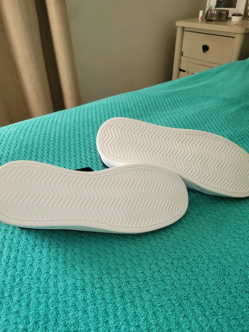 Zapatillas blancas con detalles negros - 4