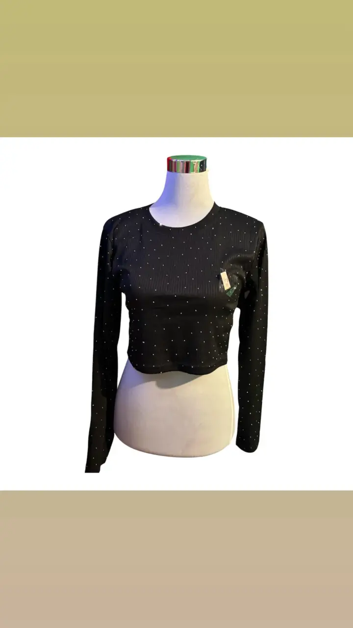 Polera negra con perlas