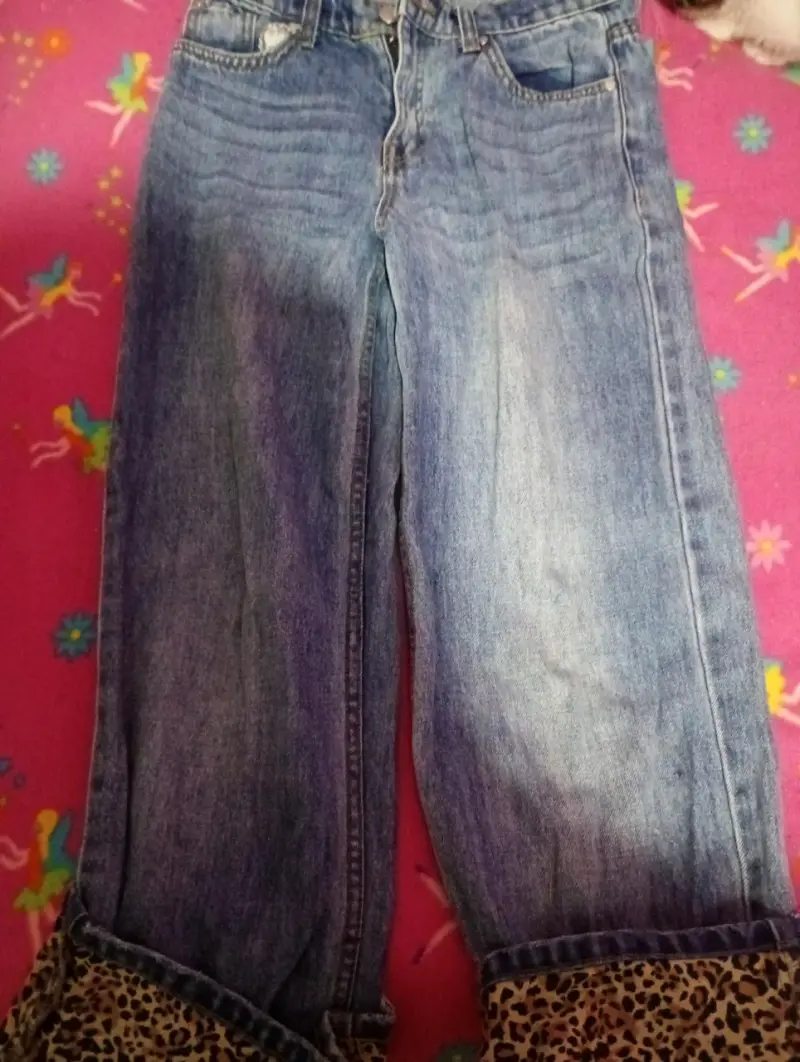 Jeans de mezclilla con dobladillo animal print - 1