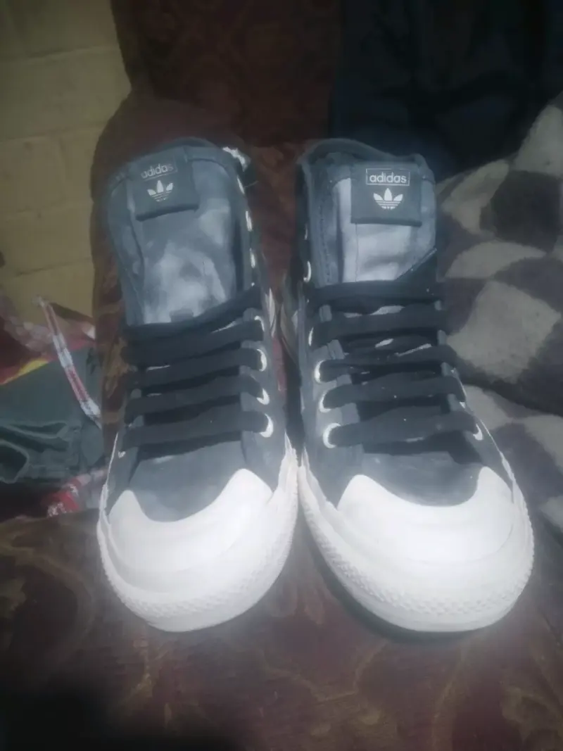 Zapatillas Adidas negras y blancas