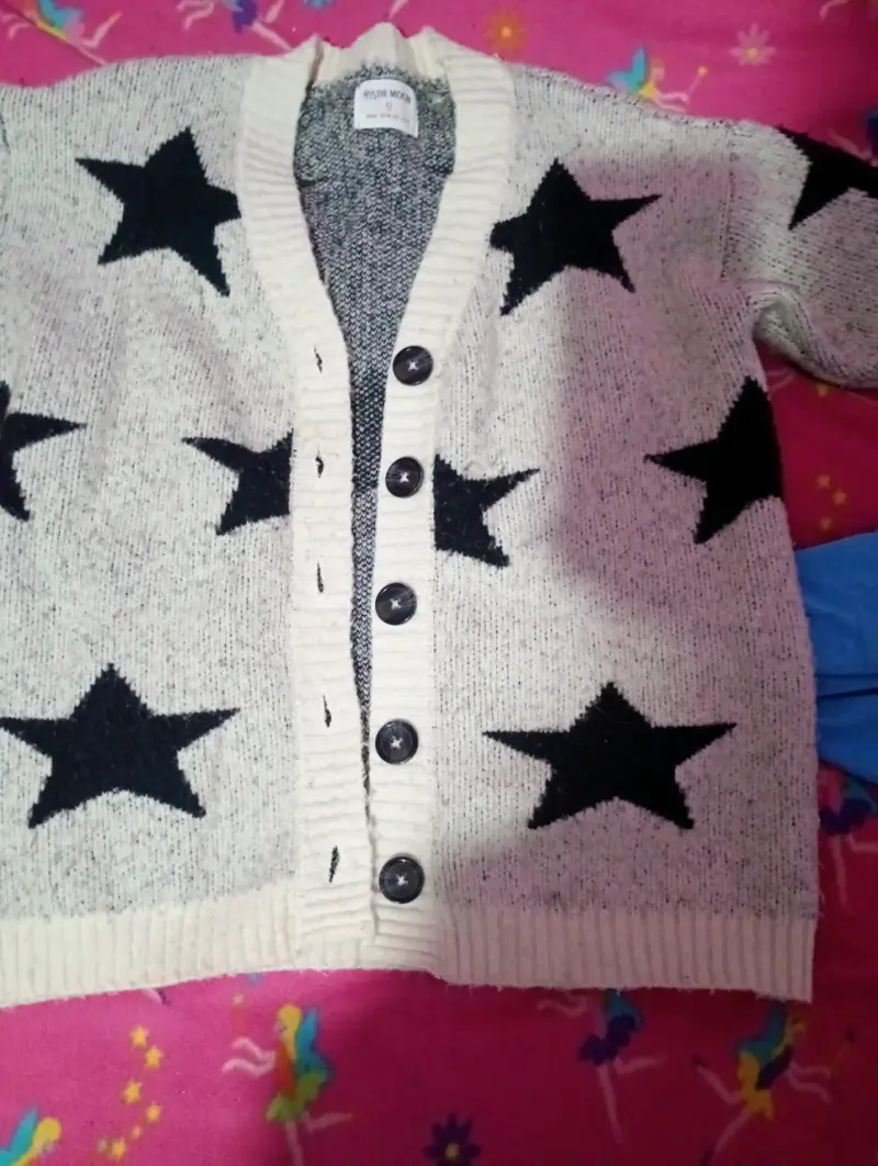 Cárdigan gris con estrellas negras