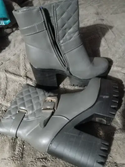 Botines grises con hebilla - miniatura 2