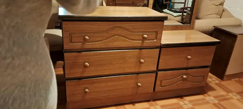 Cómoda con cajones de madera con espejo - 1