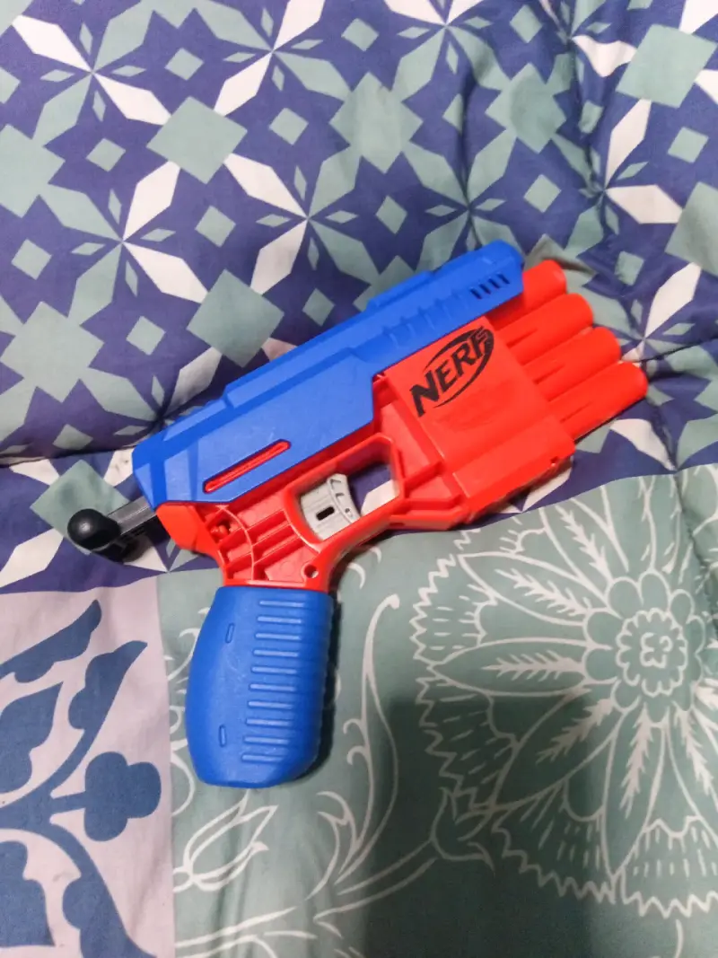 Lanzador de dardos Nerf azul y rojo