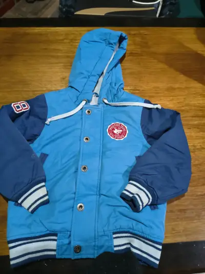 Chaqueta azul con capucha para niños - miniatura 1
