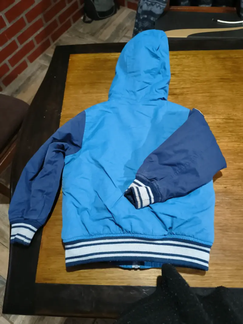 Chaqueta azul con capucha para niños - 3