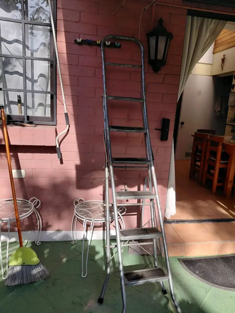 Escalera metálica plegable
