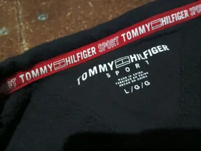 Poleron negro Tommy Hilfiger - miniatura 2