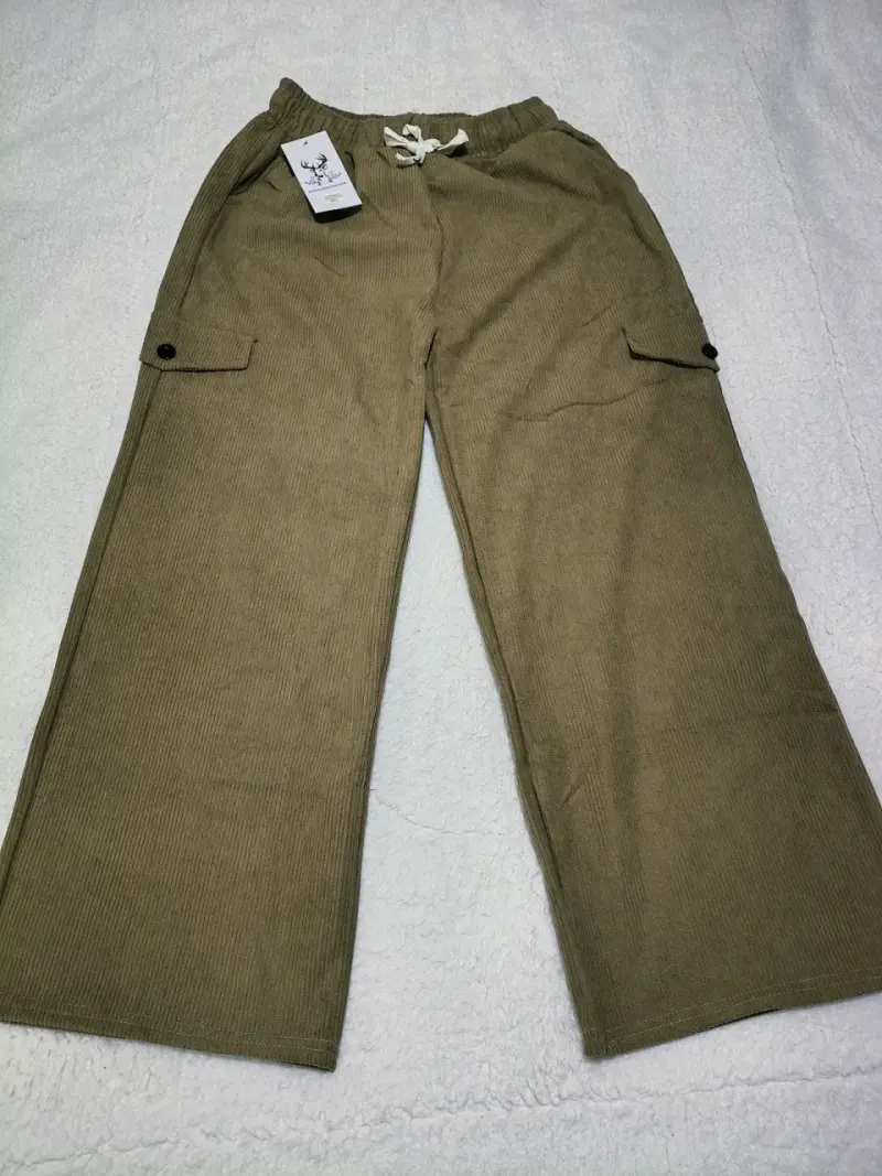 Pantalones cargo corduroy café