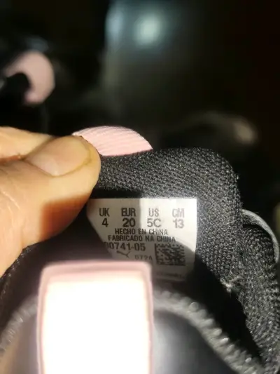 Zapatillas negras de velcro para niño - miniatura 3