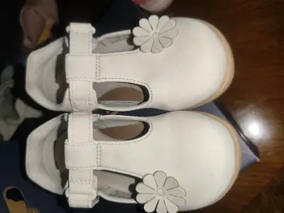 Zapatos blancos de bebé - miniatura 1