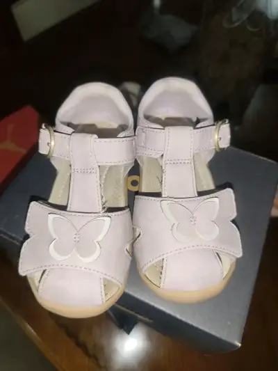 Sandalias infantiles lilas con mariposa - miniatura 1