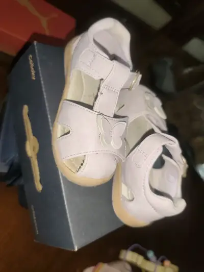 Sandalias infantiles lilas con mariposa - miniatura 2