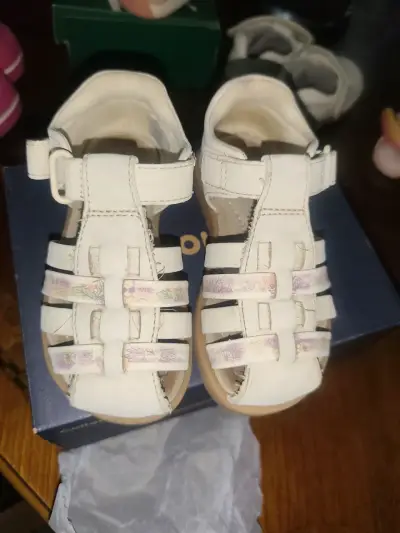 Sandalias blancas con flores para niñas - miniatura 1